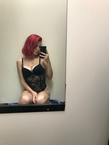 Foto di nudo di fuga di OnlyFans di Red