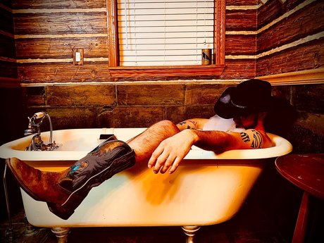 Foto di nudo di fuga di OnlyFans di Rebelheartedcowboy