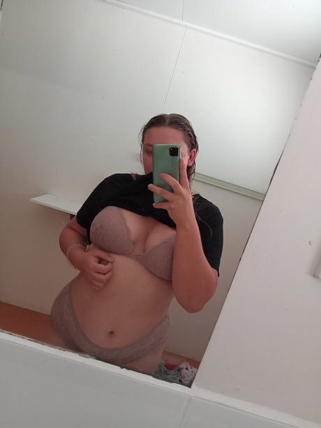 Foto di nudo di fuga di OnlyFans di Rain