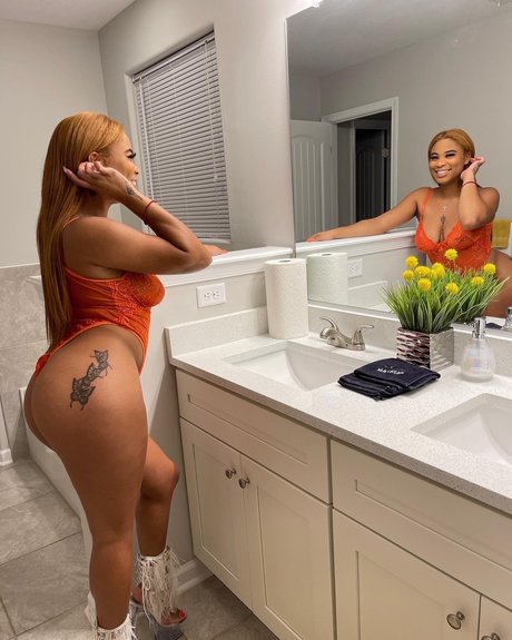 Foto di nudo di fuga di OnlyFans di Marianna