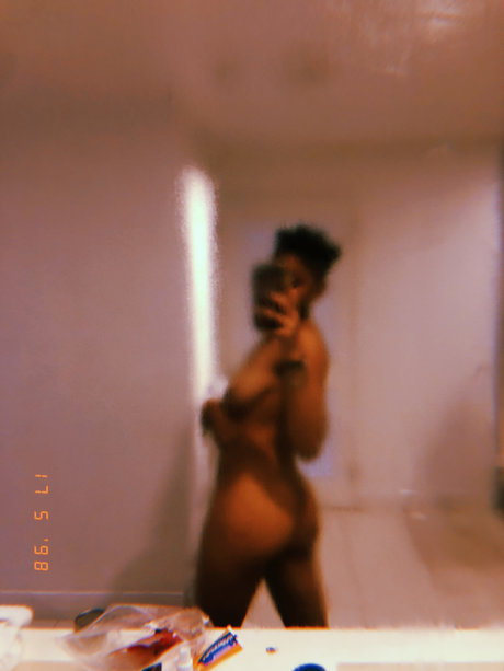 Foto di nudo di fuga di OnlyFans di Nona