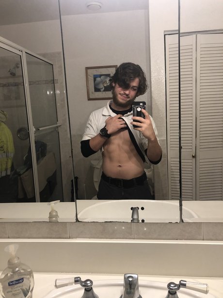 Foto di nudo di fuga di OnlyFans di John Marshall