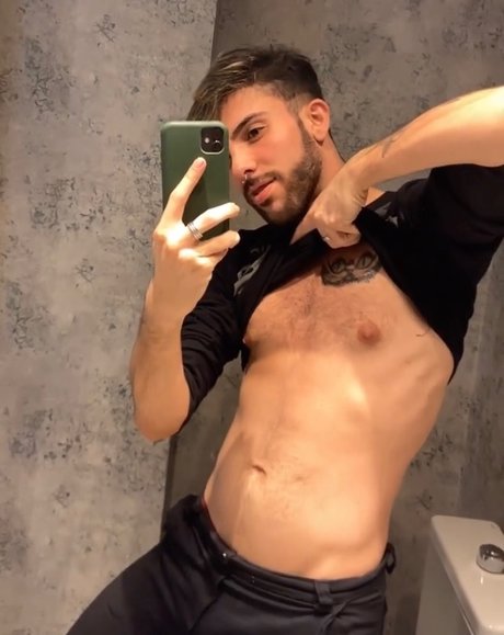 Foto di nudo di fuga di OnlyFans di Max Carioka