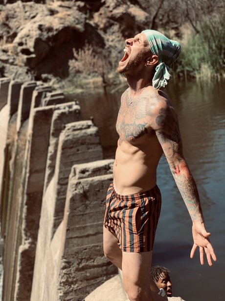 Foto di nudo di fuga di OnlyFans di Dick Dickensen