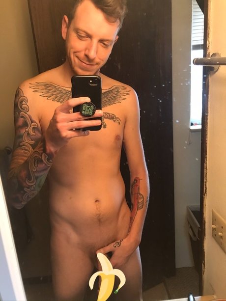 Foto di nudo di fuga di OnlyFans di Mat Mathews