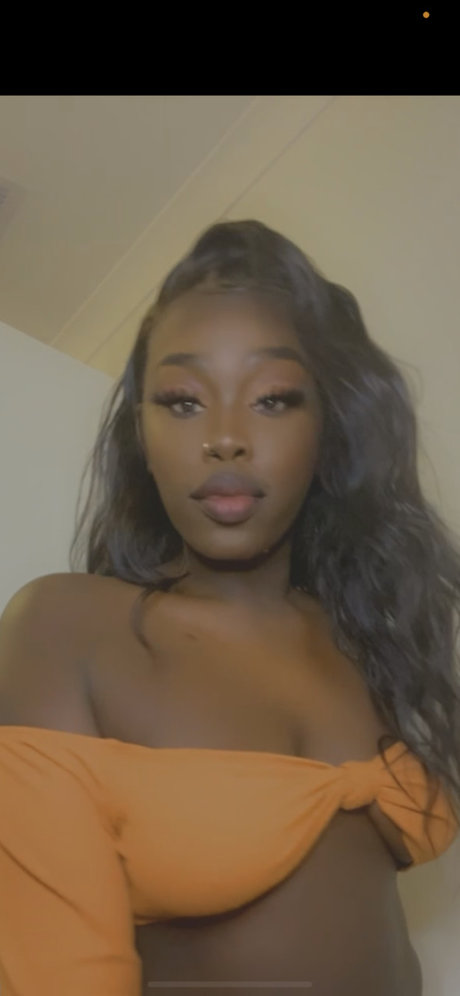 Foto di nudo di fuga di OnlyFans di Blacbarbiana