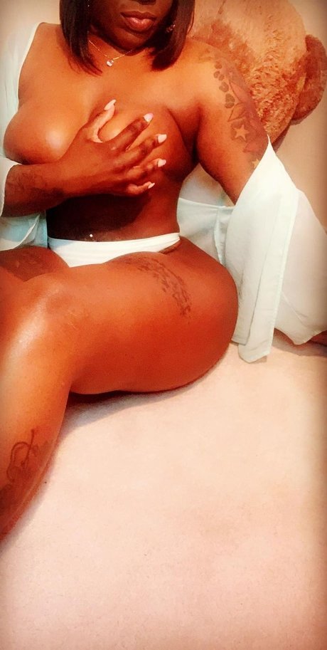 Foto di nudo di fuga di OnlyFans di 6ftblackbarbie
