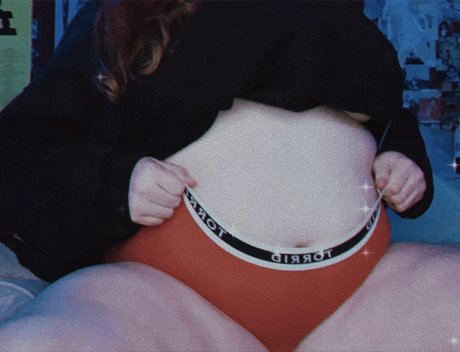 Foto di nudo di fuga di OnlyFans di Curvy Queen  Bow Down