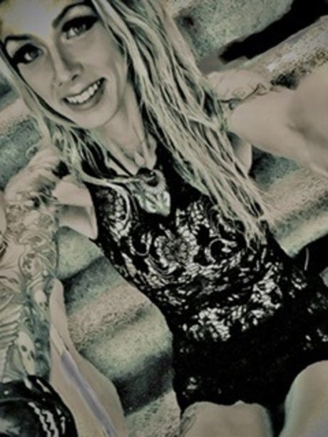 Foto di nudo di fuga di OnlyFans di Metal Momma