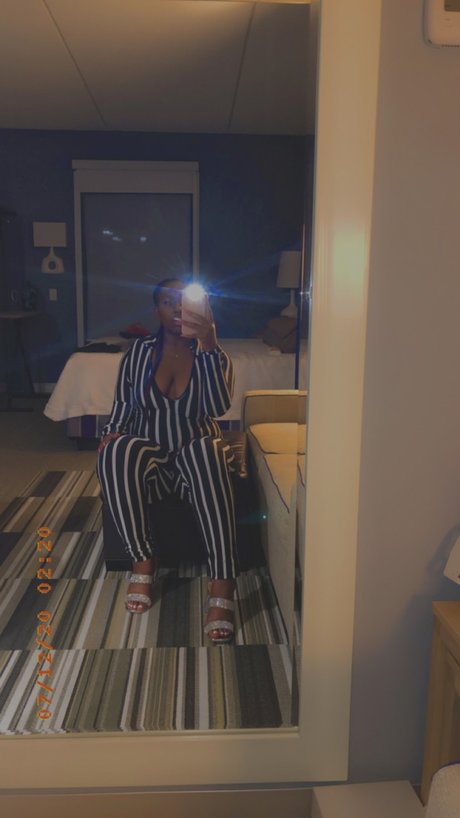 Foto di nudo di fuga di OnlyFans di Ebony