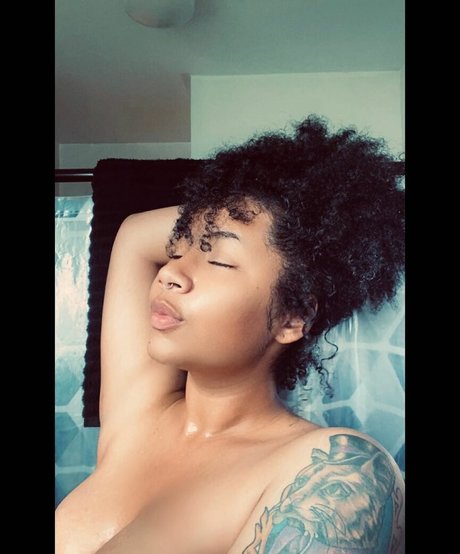 Foto di nudo di fuga di OnlyFans di Elusivemulatto