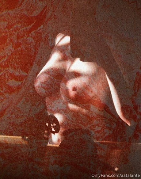 Foto di nudo di fuga di OnlyFans di Aatalante