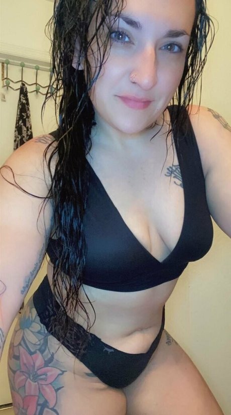Foto di nudo di fuga di OnlyFans di Itsmellybaybee