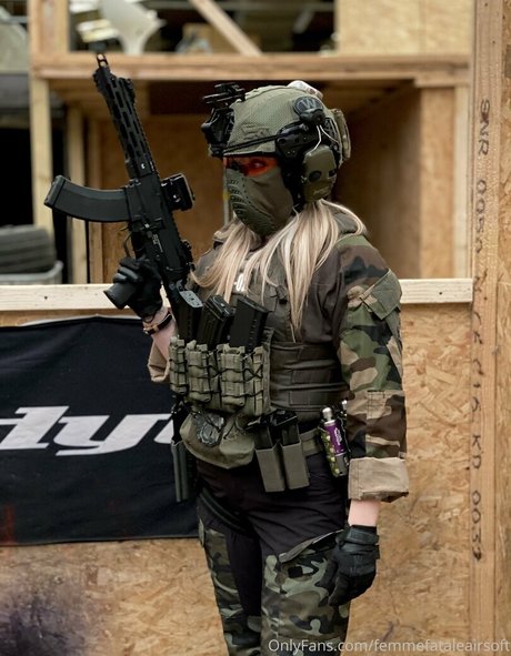 Foto di nudo di fuga di OnlyFans di Femmefataleairsoft