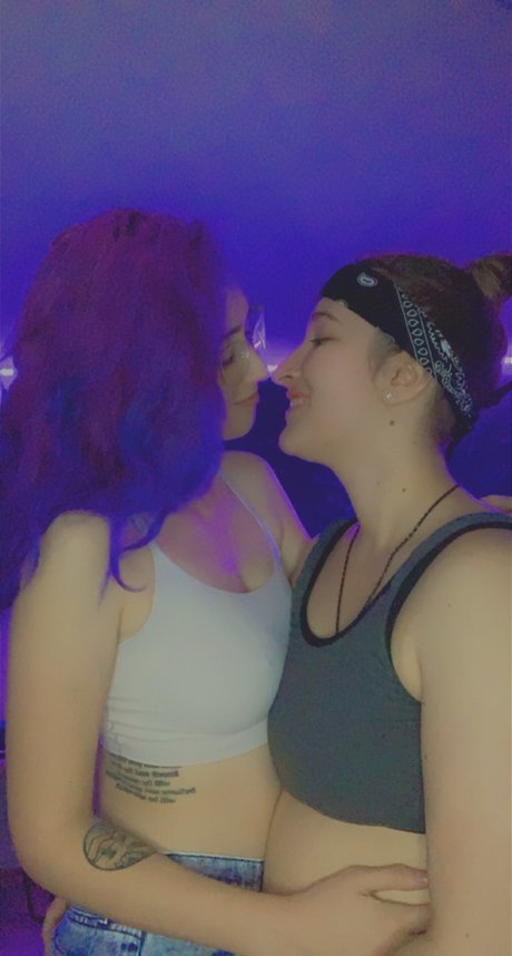 Foto di nudo di fuga di OnlyFans di That Horny Lesbian Couple