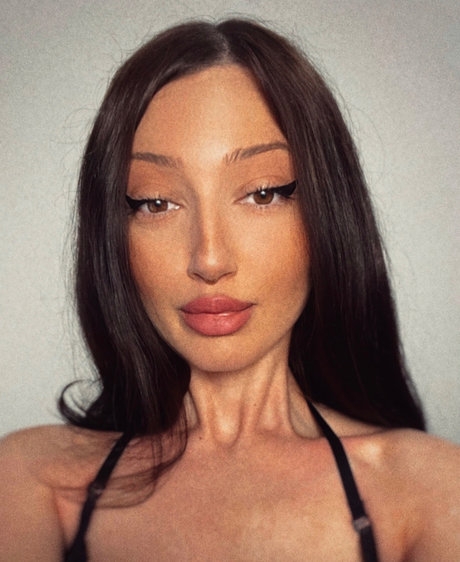 Foto di nudo di fuga di OnlyFans di Mia Katerina