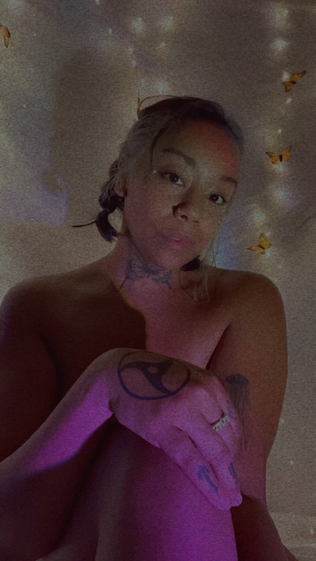 Foto di nudo di fuga di OnlyFans di Barefoot Brunette
