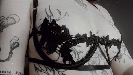 Foto di nudo di fuga di OnlyFans di Milktooth