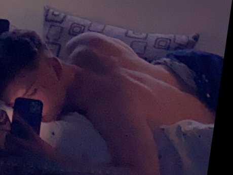 Foto di nudo di fuga di OnlyFans di Julian