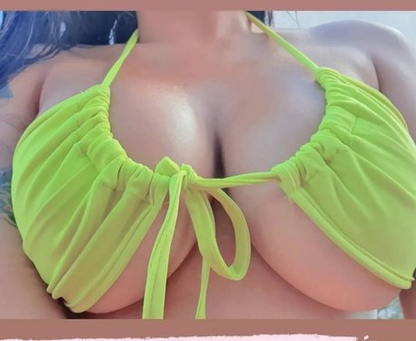 Foto di nudo di fuga di OnlyFans di Ari