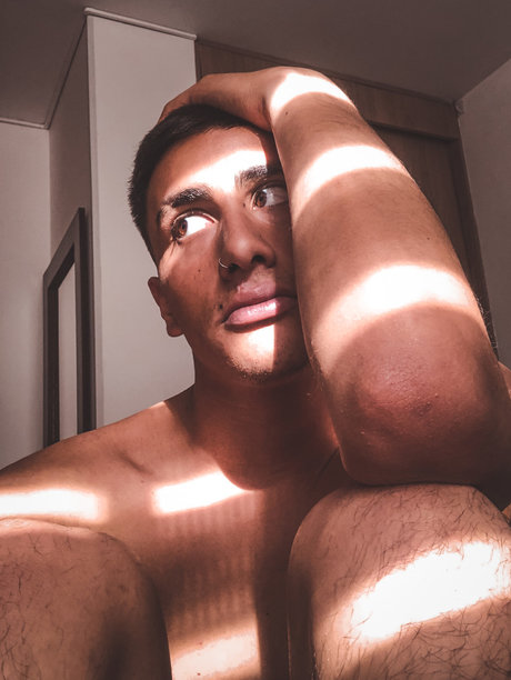 Foto di nudo di fuga di OnlyFans di Julian Largo