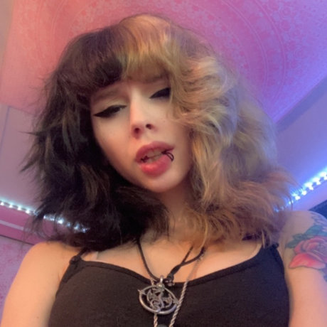 Foto di nudo di fuga di OnlyFans di Mnty Freh