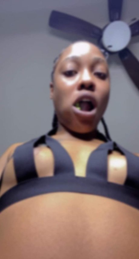 Foto di nudo di fuga di OnlyFans di Fatclit