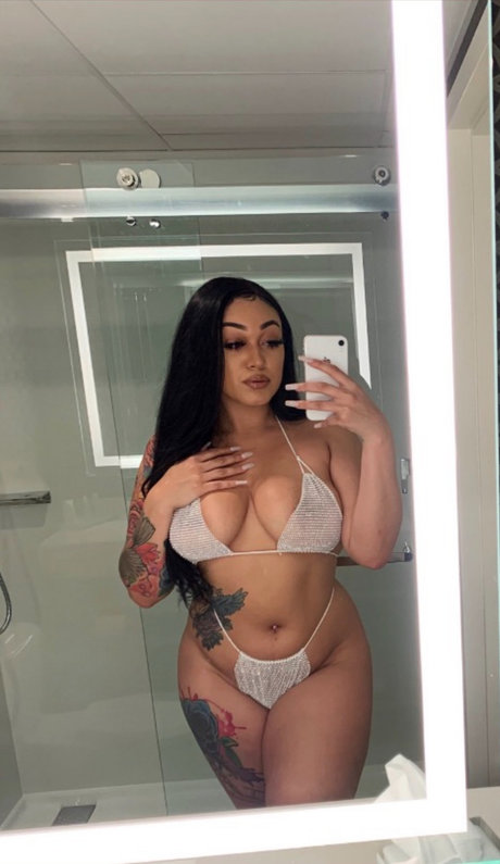 Foto di nudo di fuga di OnlyFans di  Kay  Marie 