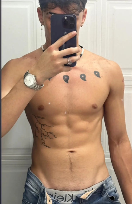 Foto di nudo di fuga di OnlyFans di Hot Boy Latino 18