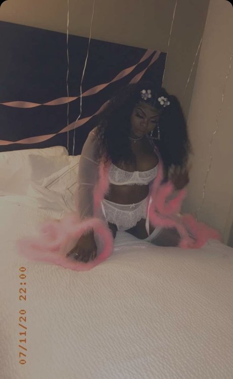 Foto di nudo di fuga di OnlyFans di Black Barbie 