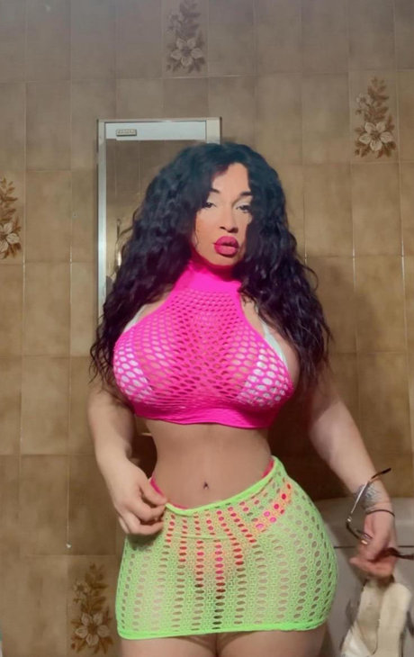 Foto di nudo di fuga di OnlyFans di Busty Latina