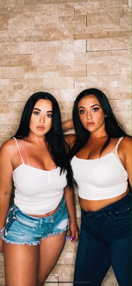 Foto di nudo di fuga di OnlyFans di Holifield Sisters