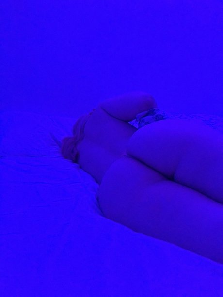 Foto di nudo di fuga di OnlyFans di June