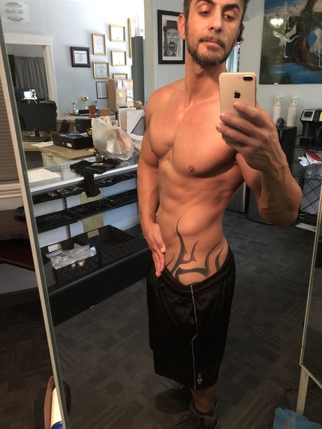 Foto di nudo di fuga di OnlyFans di Traveling Tattoo Artist