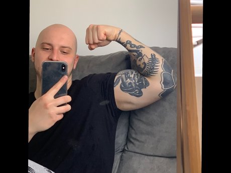 Foto di nudo di fuga di OnlyFans di Yulian