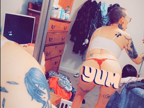 Foto di nudo di fuga di OnlyFans di Molly Manic