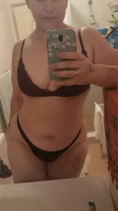 Foto di nudo di fuga di OnlyFans di Remi Rouge