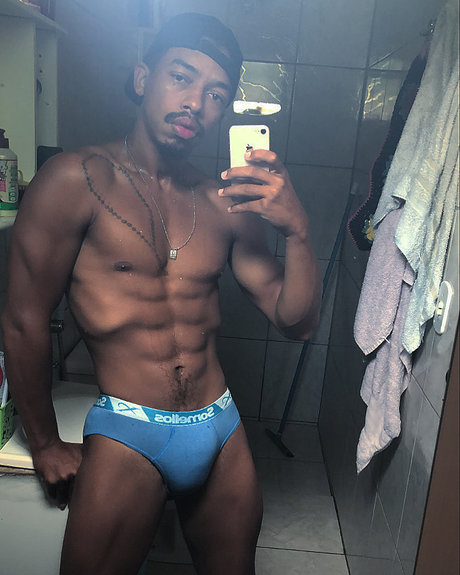 Foto di nudo di fuga di OnlyFans di Adrianobthencurt