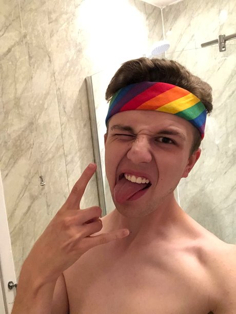 Foto di nudo di fuga di OnlyFans di James