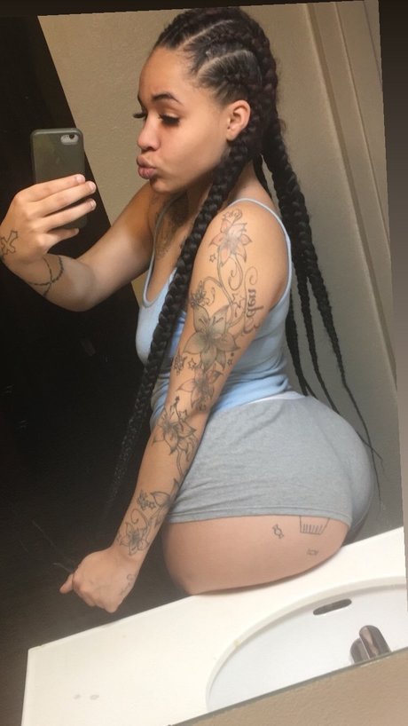 Foto di nudo di fuga di OnlyFans di Big Honey
