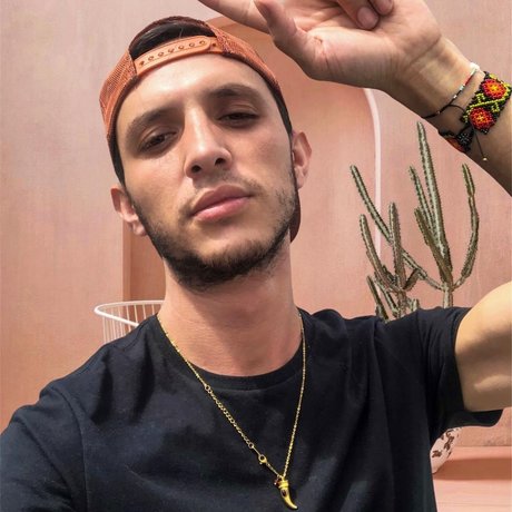 Foto di nudo di fuga di OnlyFans di Adrian Bencomo
