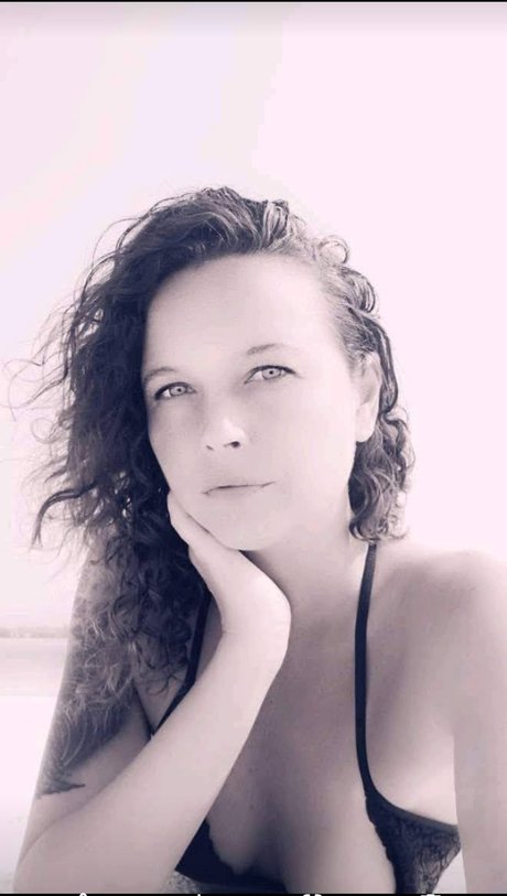 Foto di nudo di fuga di OnlyFans di Nelle