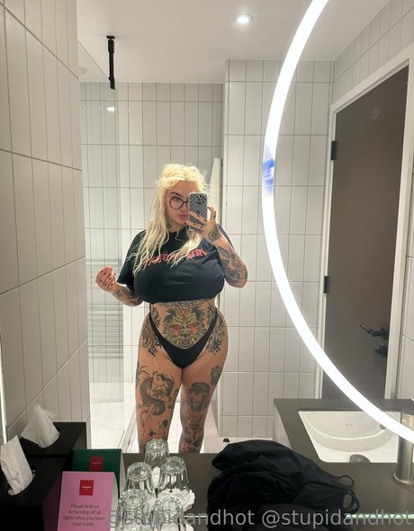 Foto di nudo di fuga di OnlyFans di Stupiderandhotter