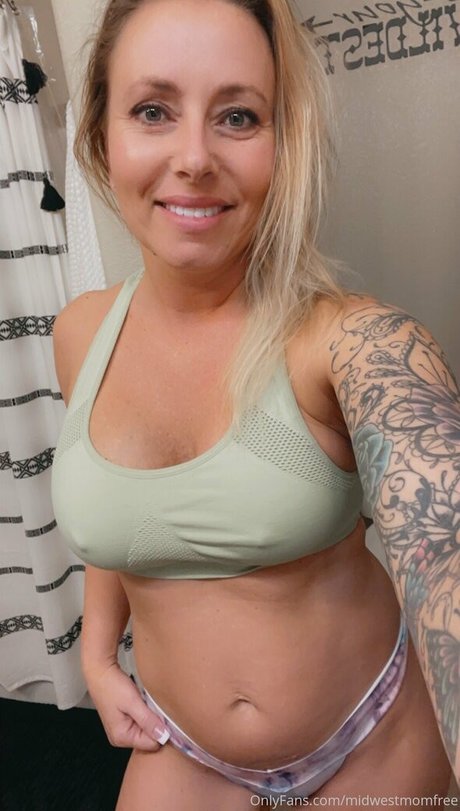 Foto di nudo di fuga di OnlyFans di Midwestmomfree