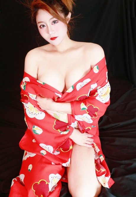Foto di nudo di fuga di OnlyFans di Uying