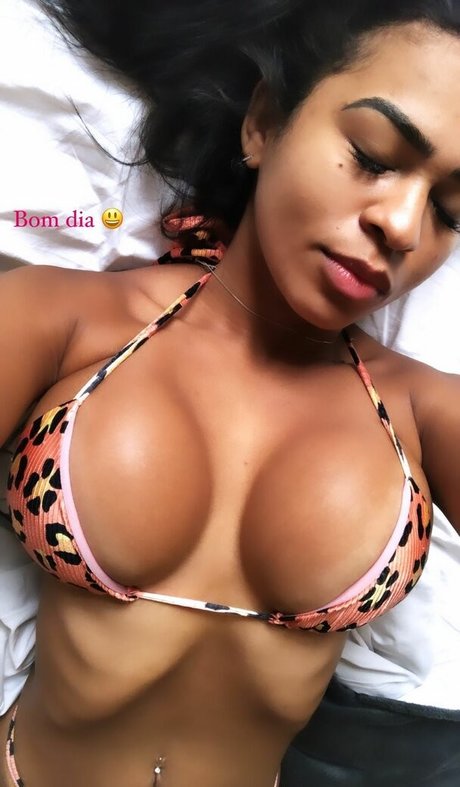 Foto di nudo di fuga di OnlyFans di Iza Maria