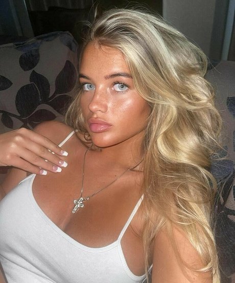 Foto di nudo di fuga di OnlyFans di Mia Wood Hall