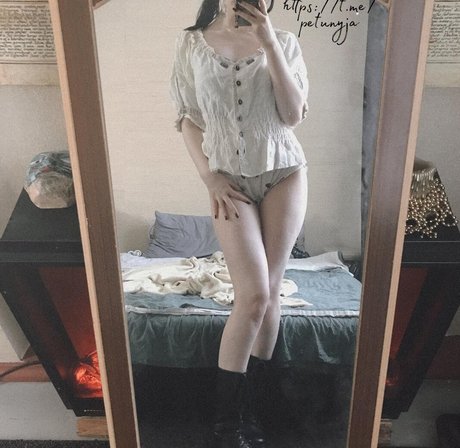 Foto di nudo di fuga di OnlyFans di Petunyjaa