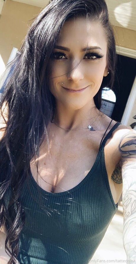 Foto di nudo di fuga di OnlyFans di Tattednina