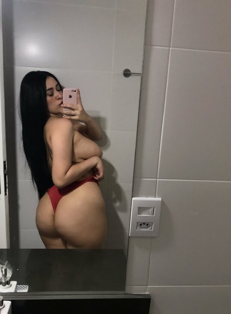 Foto di nudo di fuga di OnlyFans di Ellaarievilo